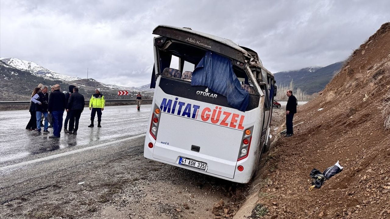 Erzurum'da Servis Midibüsü Kazası: 1 Ölü, 16 Yaralı