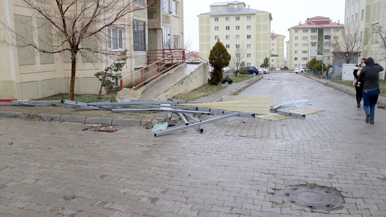 Erzurum'da Şiddetli Rüzgar Çatıları Uçurdu, Araçlarda Hasar Oluştu