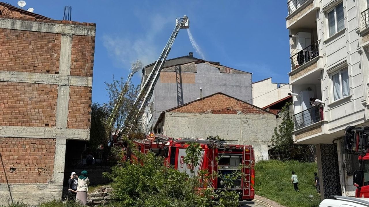 Esenyurt'ta Apartman Çatısında Yangın: Zarar Gördü