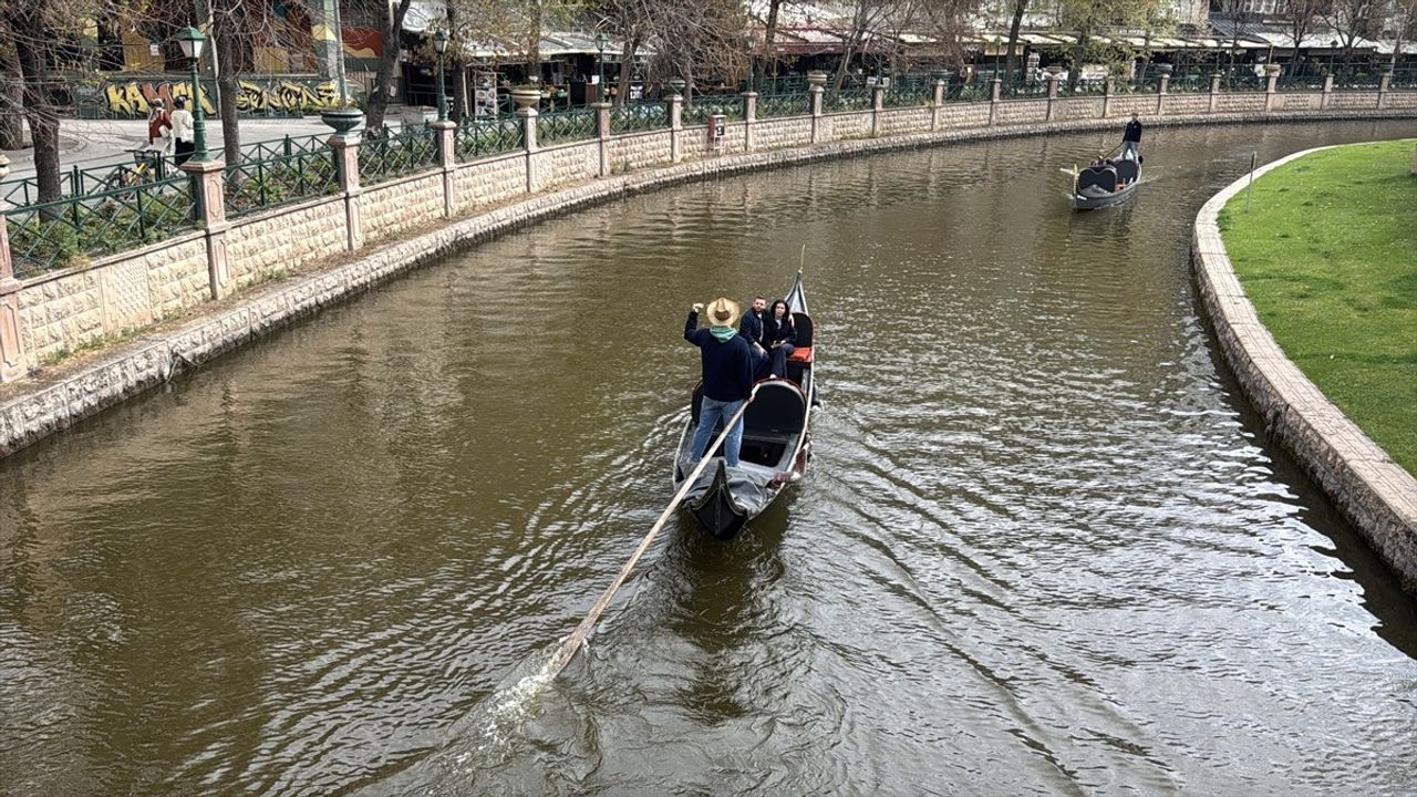 Eskişehir'de Porsuk Çayı'nın Rengi Kahverengiye Döndü