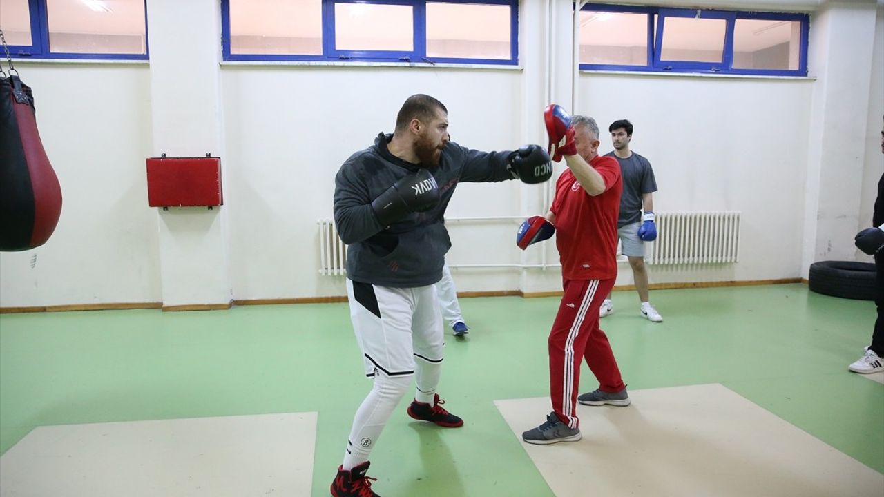 Eskişehir'de Tıp Öğrencileri Stresi Boksta Atıyor