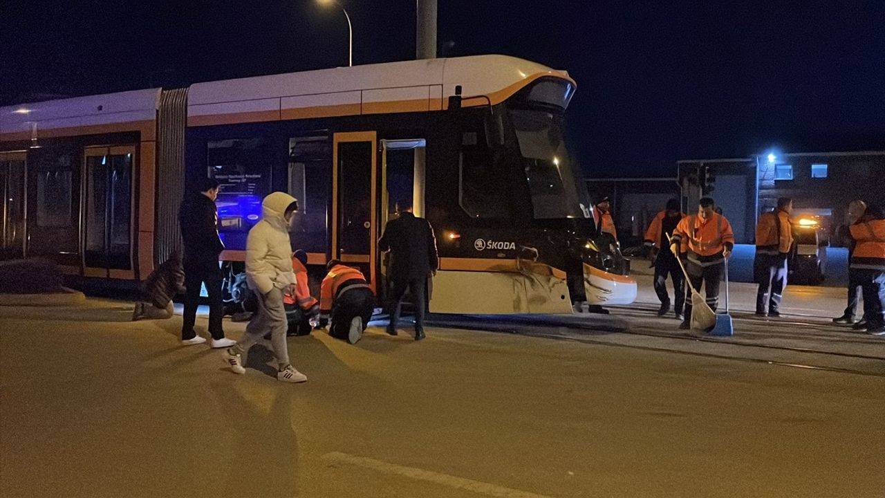 Eskişehir'de Tramvay ve Temizlik Aracının Çarpışması Seferleri Aksattı