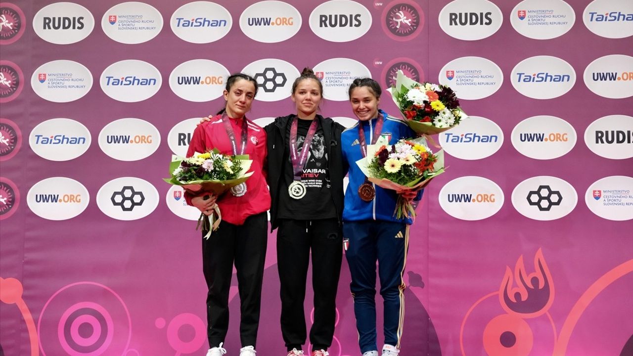 Evin Demirhan Yavuz ve Bediha Gün Avrupa Güreş Şampiyonası'nda Gümüş Madalya Kazandı