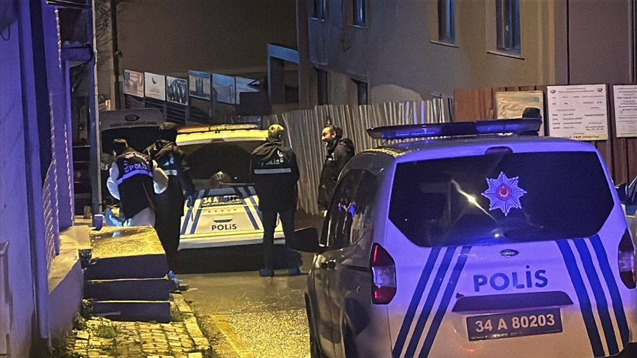 Fatih'te Bıçakla Yaralanan Kişiyi Vuran Zanlı, Polisi Saldırınca Bacağından Vuruldu