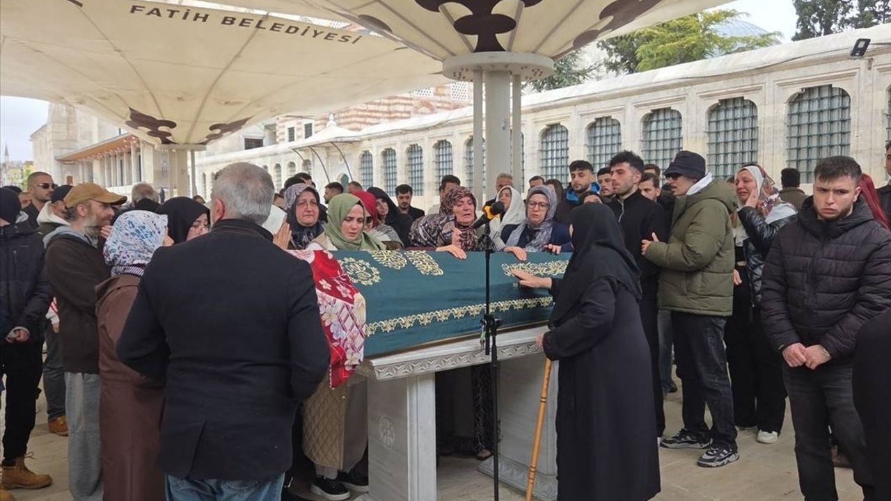 Fatih'te Bıçaklanarak Öldürülen Elif Kırav toprağa verildi