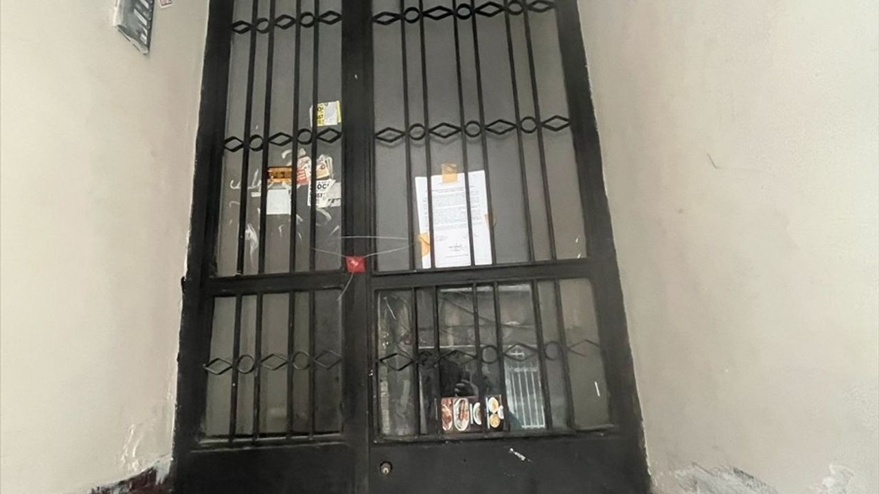 Fatih'te Deprem Sonrası 3 Riskli Bina Mühürlendi