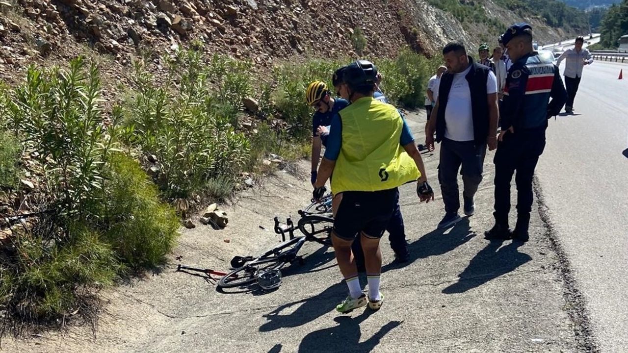 Fethiye'de Otomobilin Çarptığı Bisikletlilerden Biri Hayatını Kaybetti