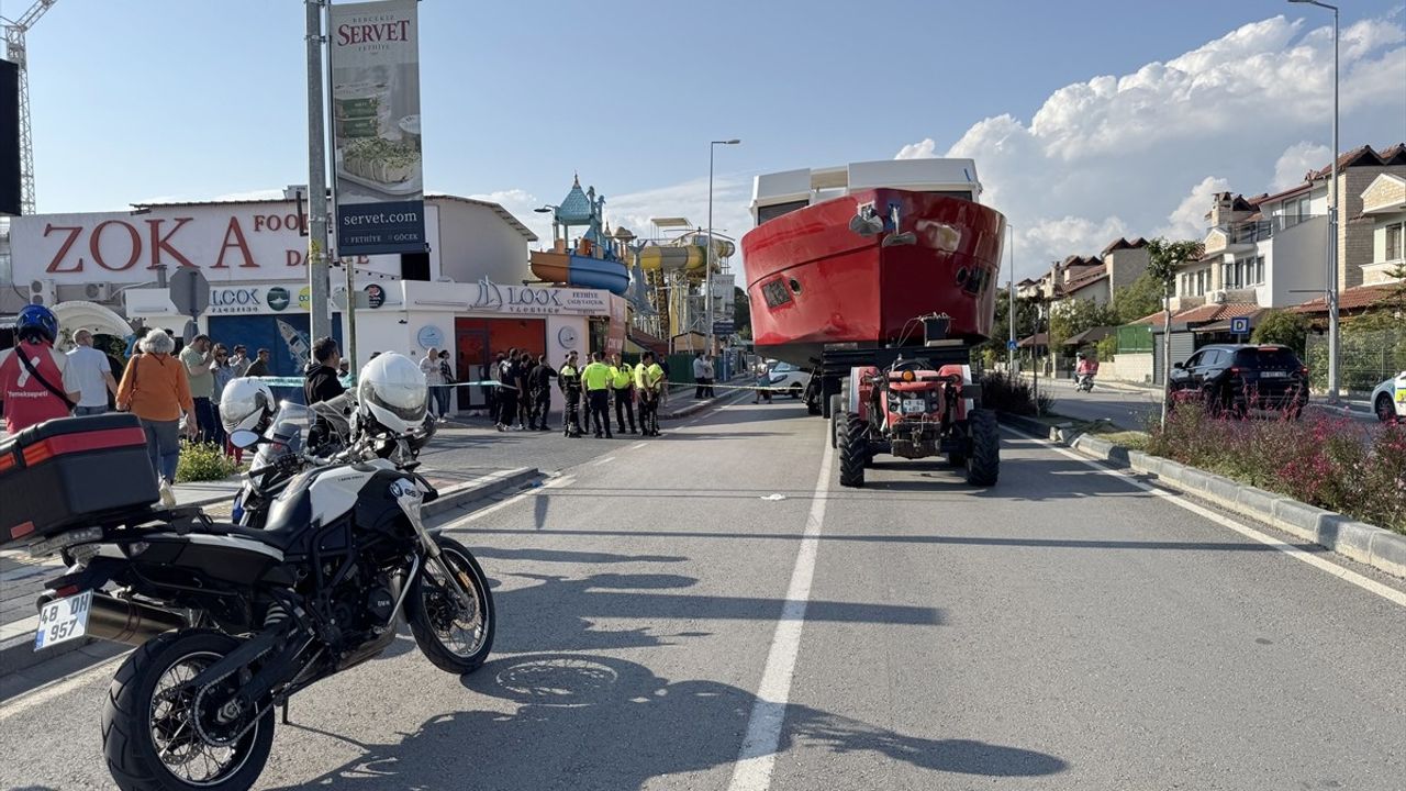 Fethiye'de Tekne Taşıyan Römorkun Altında Kalma Faciası