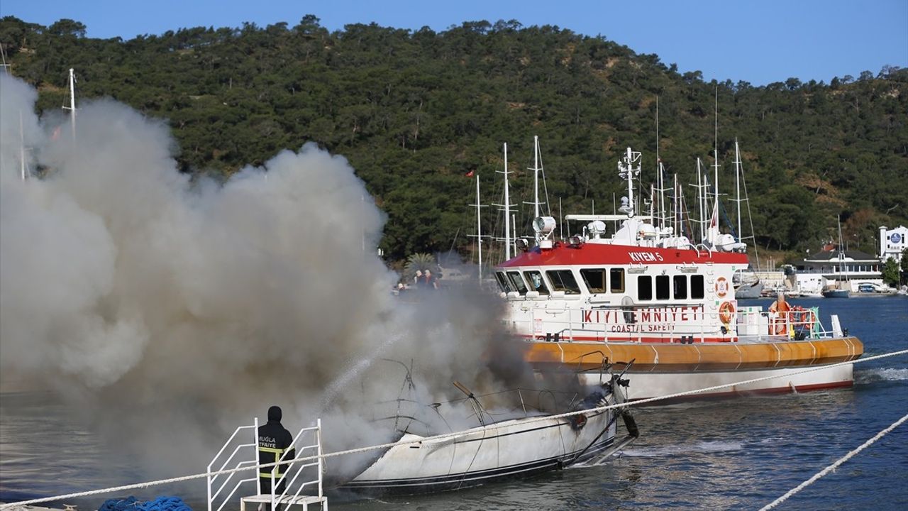 Fethiye'de Yanan 3 Tekneye Müdahale Başlatıldı