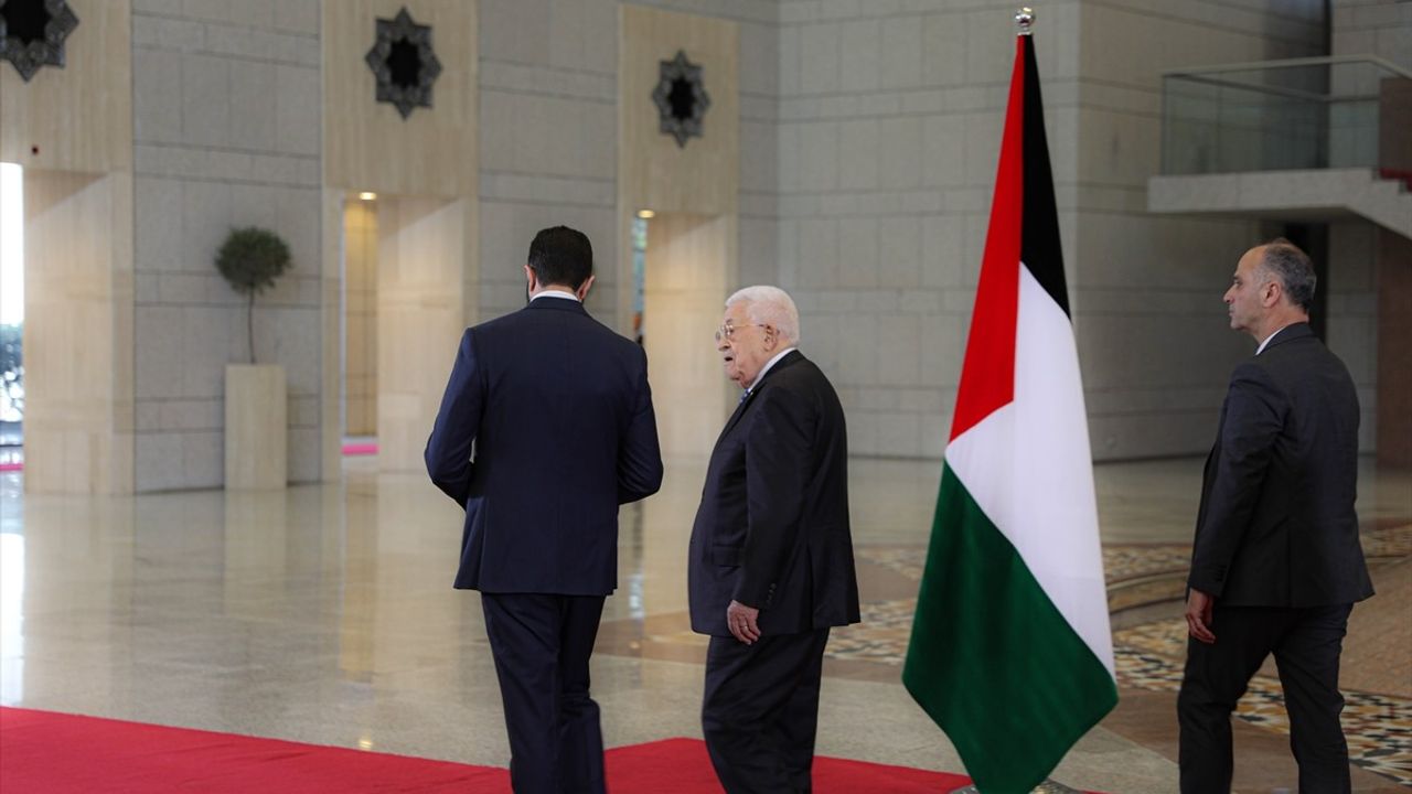Filistin Devlet Başkanı Mahmud Abbas, Şam'da Resmi Temaslarda Bulundu