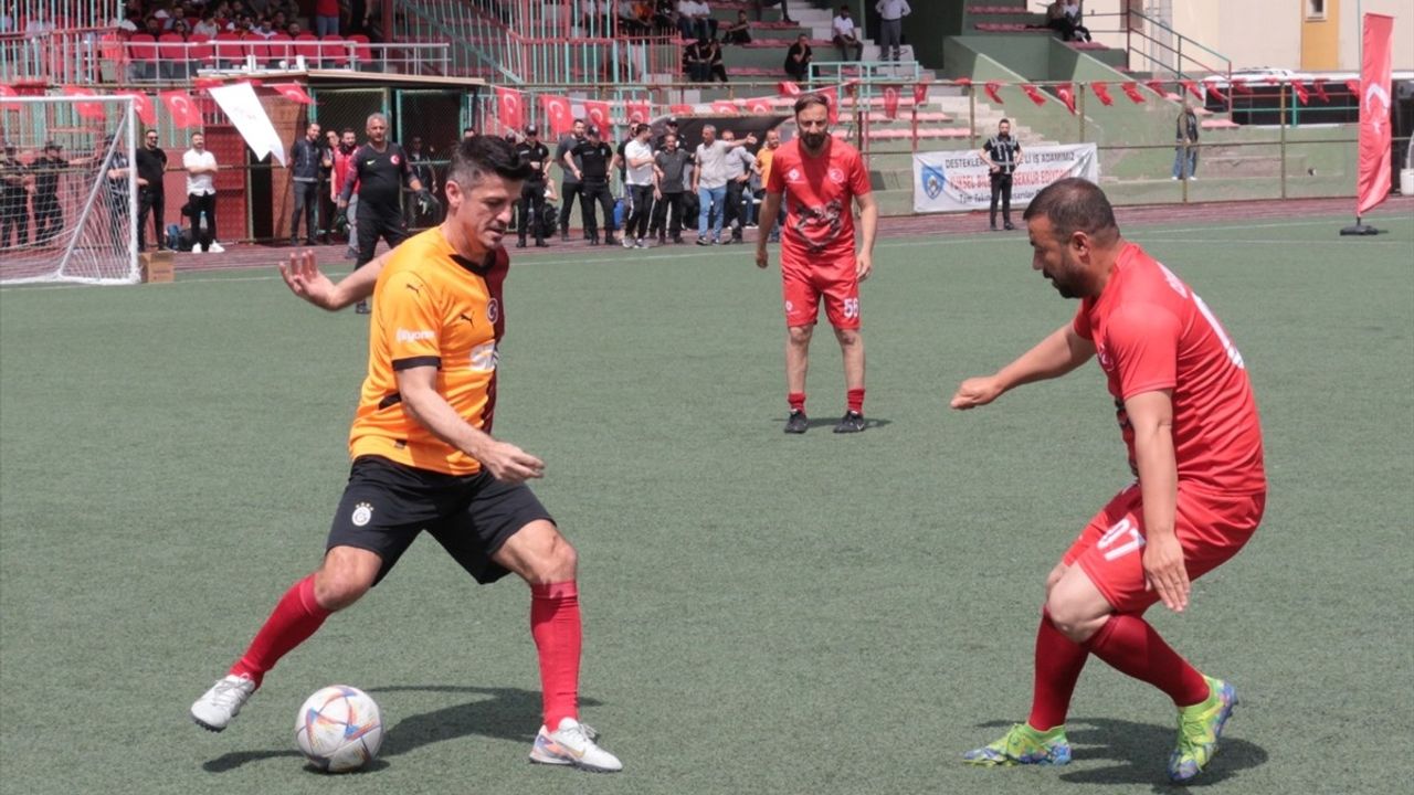 Galatasaraylı Eski Futbolculardan Cizre'de Gençlerle Dostluk Maçı