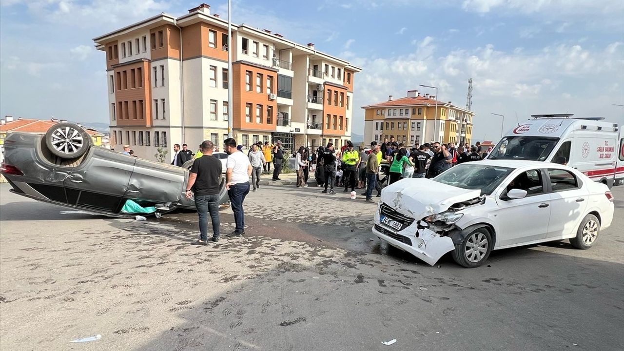 Gaziantep'te İki Otomobil Çarpıştı: 9 Yaralı