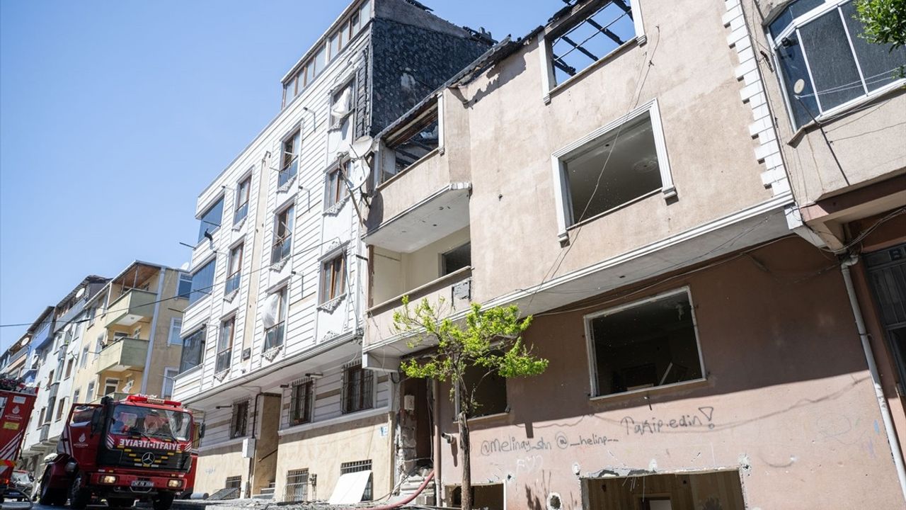 Gaziosmanpaşa'da Metruk Binada Yangın Kontrol Altına Alındı