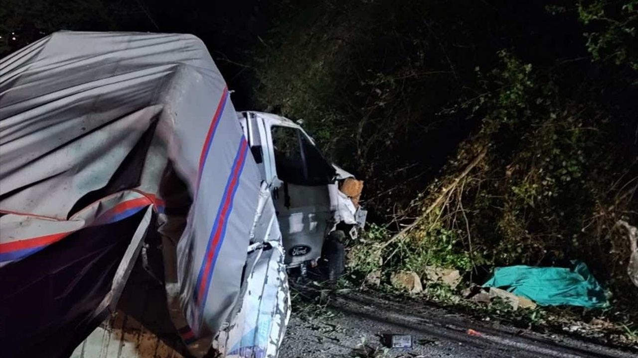 Giresun'da Uçuruma Yuvarlanan Kamyonette Bir Kişi Hayatını Kaybetti, Diğeri Yaralandı