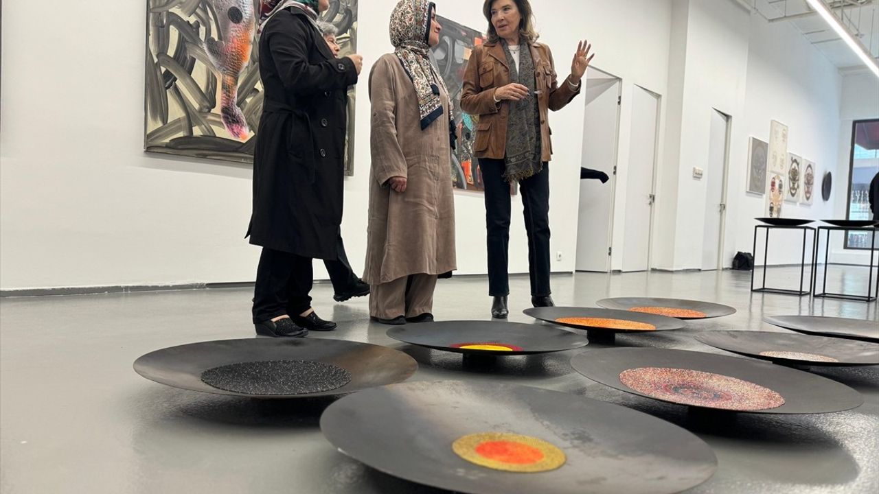 Gölgenin Arkasındaki Sergisi Sanatseverlerle Buluştu