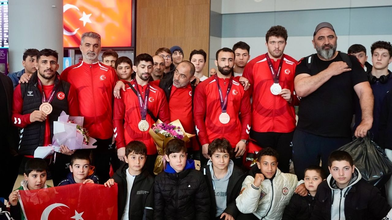 Grekoromen Güreş Milli Takımı Avrupa İkincisi Olarak Yurda Döndü