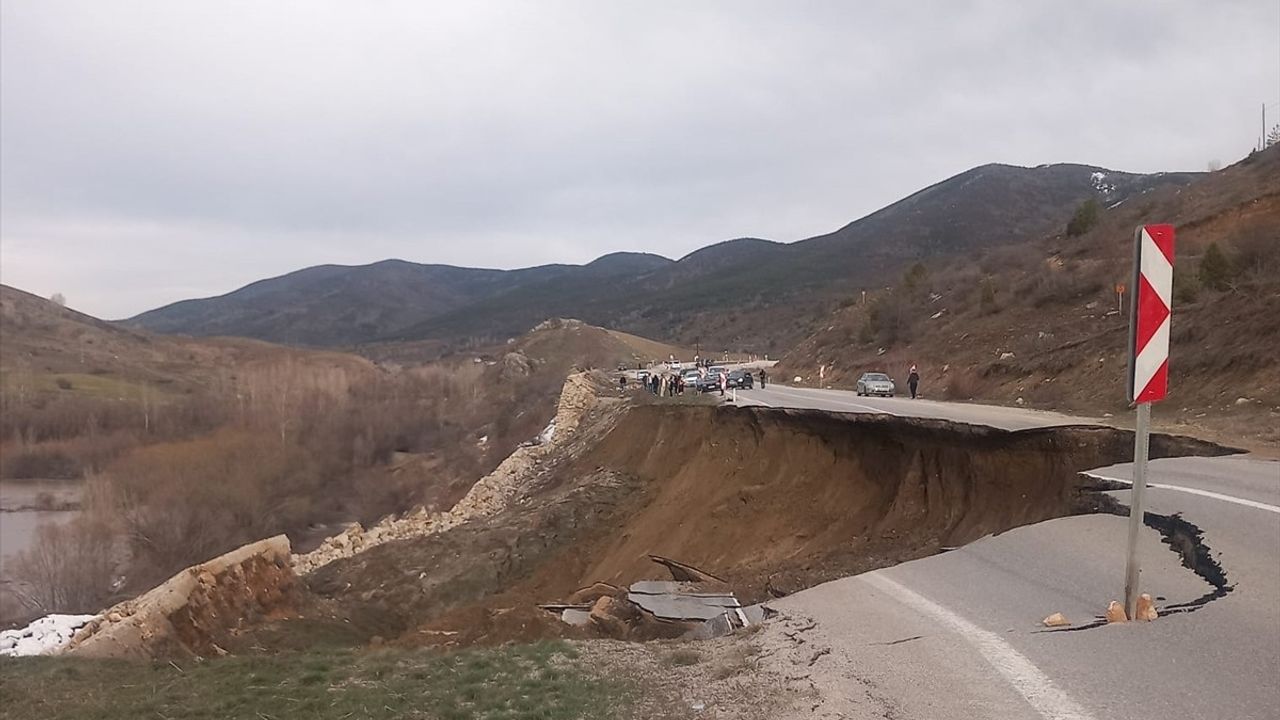 Gümüşhane'de Heyelan Sonucu Yol Çöktü