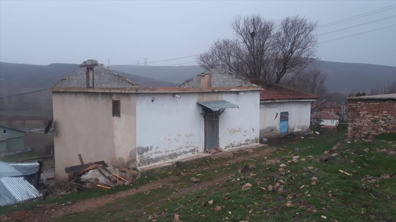 Gümüşhane'deki Fırtına 20 Evin Çatısını Uçurdu