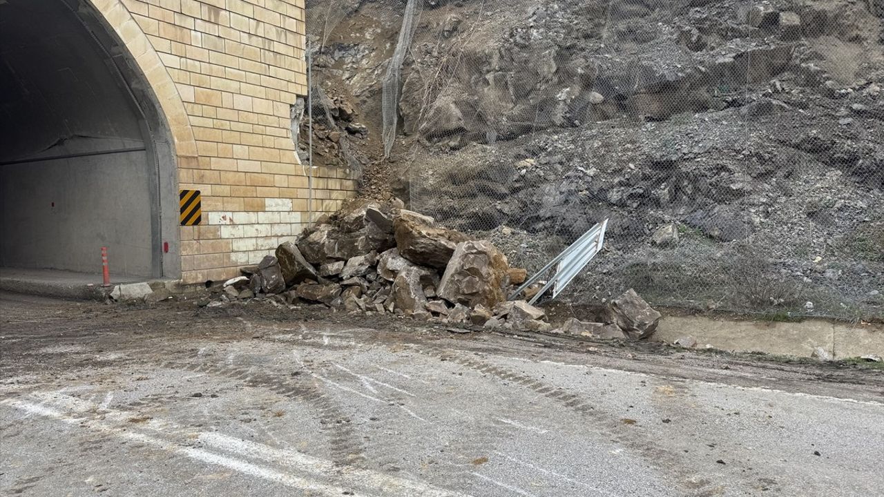 Gümüşhane-Trabzon Kara Yolunda Heyelan: Ulaşım Kesintiye Uğradı