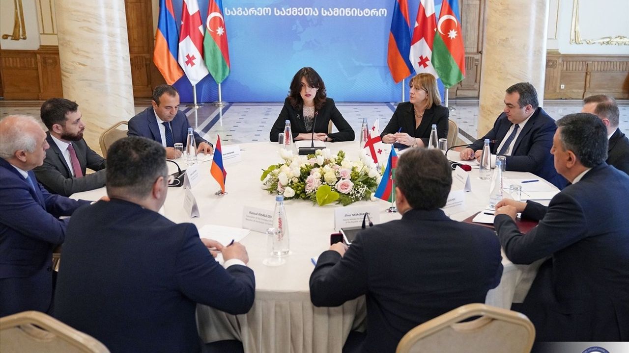 Güney Kafkasya'da İşbirliği Güçleniyor: Gürcistan, Azerbaycan ve Ermenistan Heyetleri Tiflis'te Toplandı