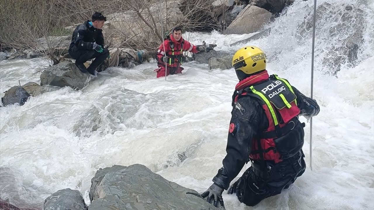 Hakkari'de 9 Günlük Kayıp Kadın Arama Çalışmaları Devam Ediyor