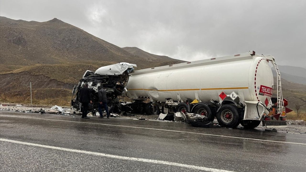 Hakkari'de Otobüs ve Yakıt Tankeri Çarpıştı: 8 Yaralı