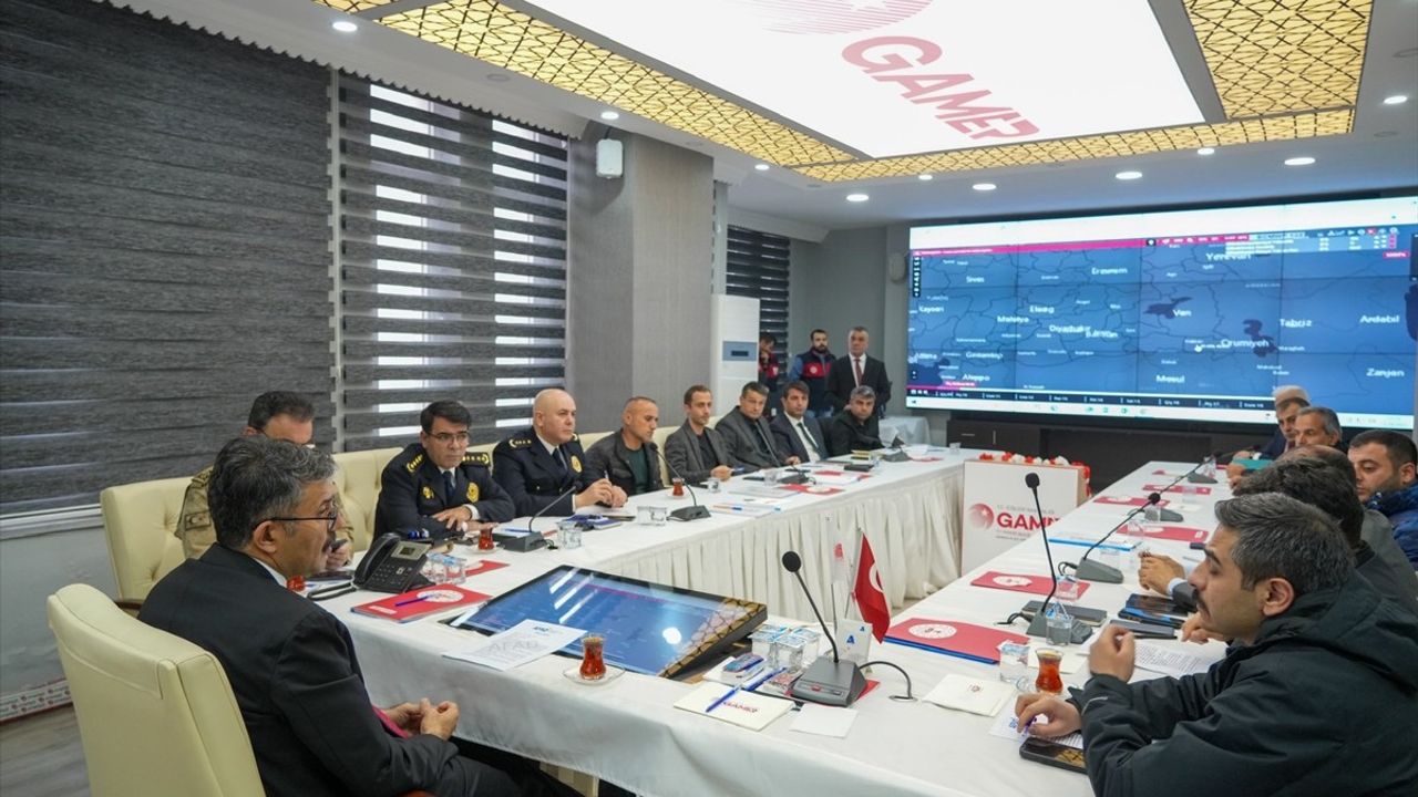 Hakkari'de Şiddetli Rüzgar: 93 Çatı Hasar Gördü, Sel Oluştu