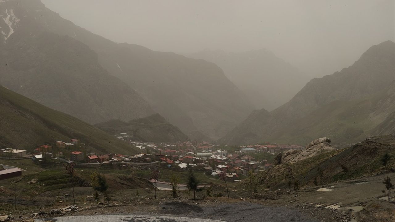 Hakkari'de Toz Taşınımı Hayatı Olumsuz Etkiliyor