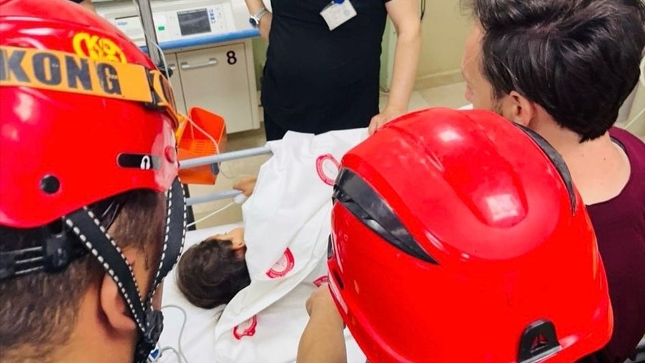 Hatay'da 6 Yaşındaki Kız Çocuğu İnşaat Demiriyle Yaralandı