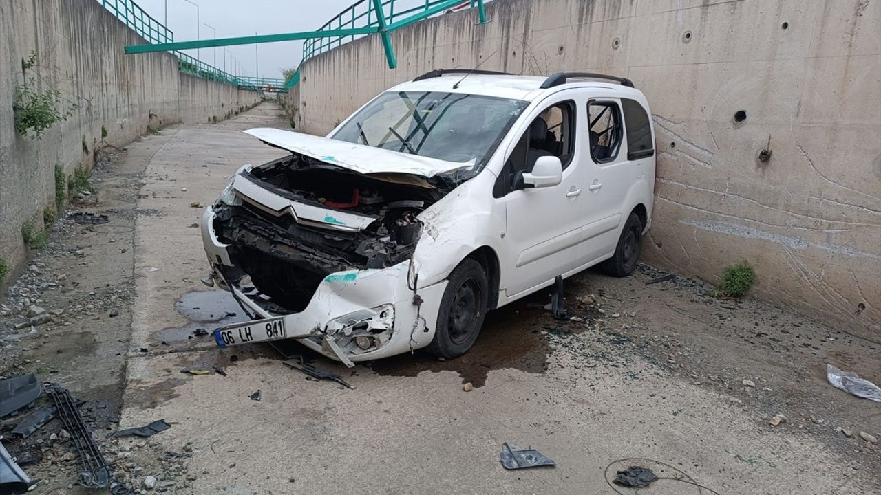Hatay'da Hafif Ticari Araç Su Kanalına Devrildi: 2 Yaralı