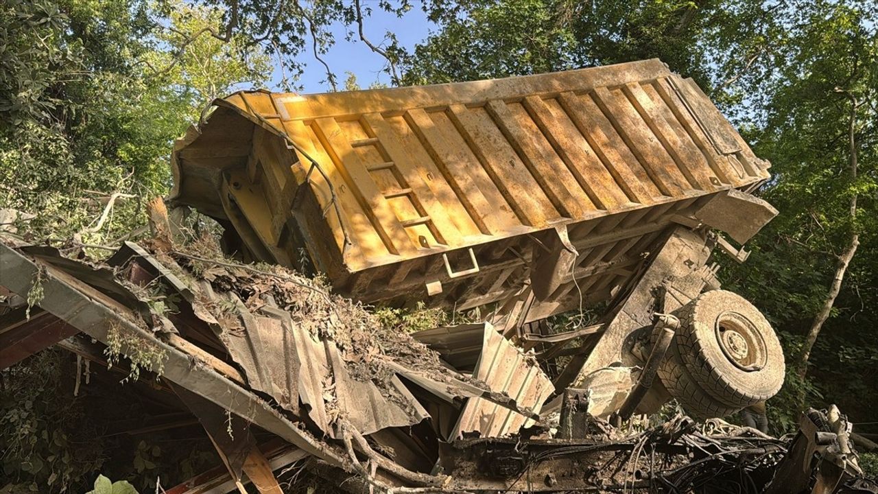 Hatay'da Hafriyat Kamyonu Uçuruma Devrildi: 1 Ölü, 1 Yaralı