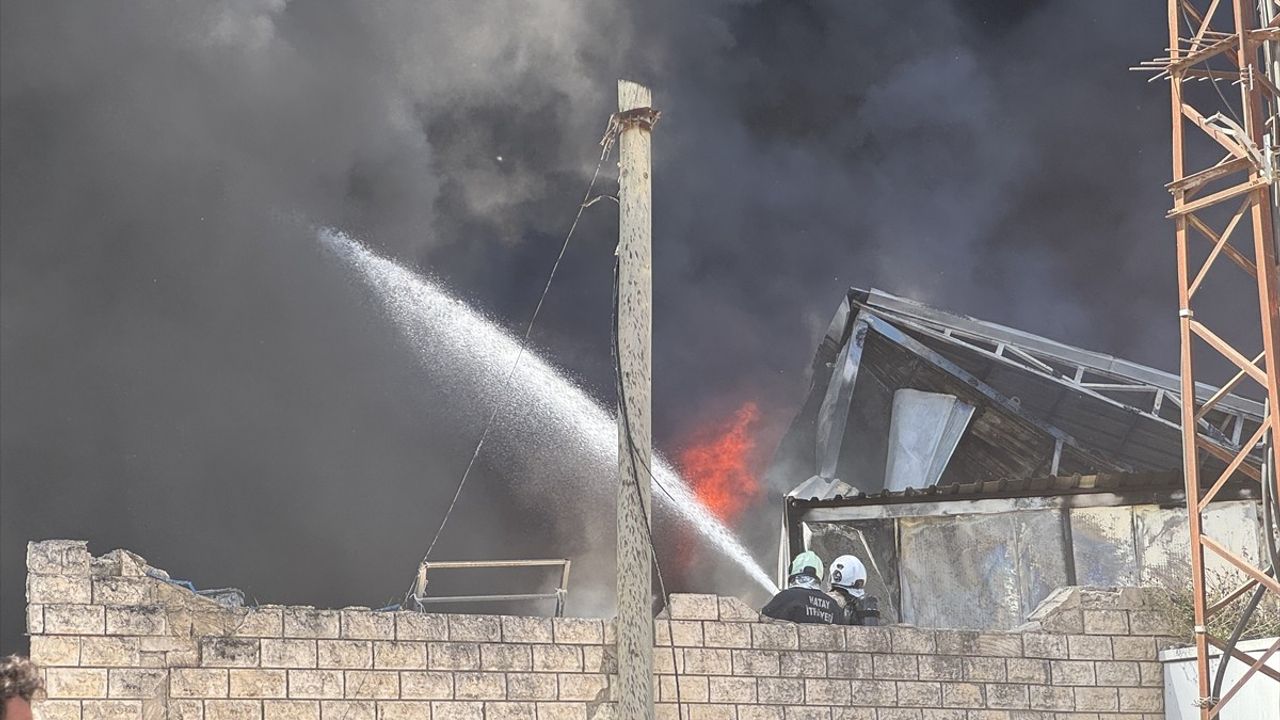 Hatay'da İnşaat Şantiyesindeki Konteyner Yangını: Gökyüzünü Saran Alevler