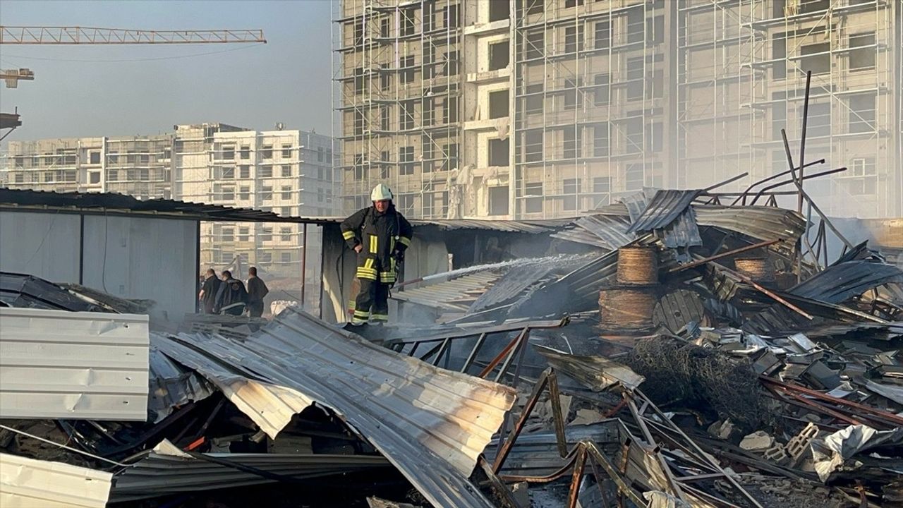 Hatay Kırıkhan'da İnşaat Şantiyesinde Yangın Kontrol Altına Alındı