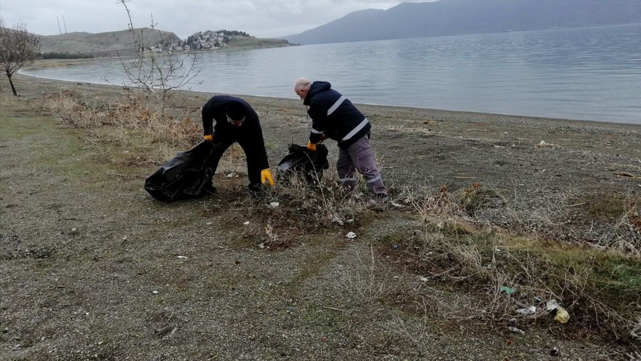 Hazar Gölü'nde Temizlik: 7 Ton Çöp Toplandı