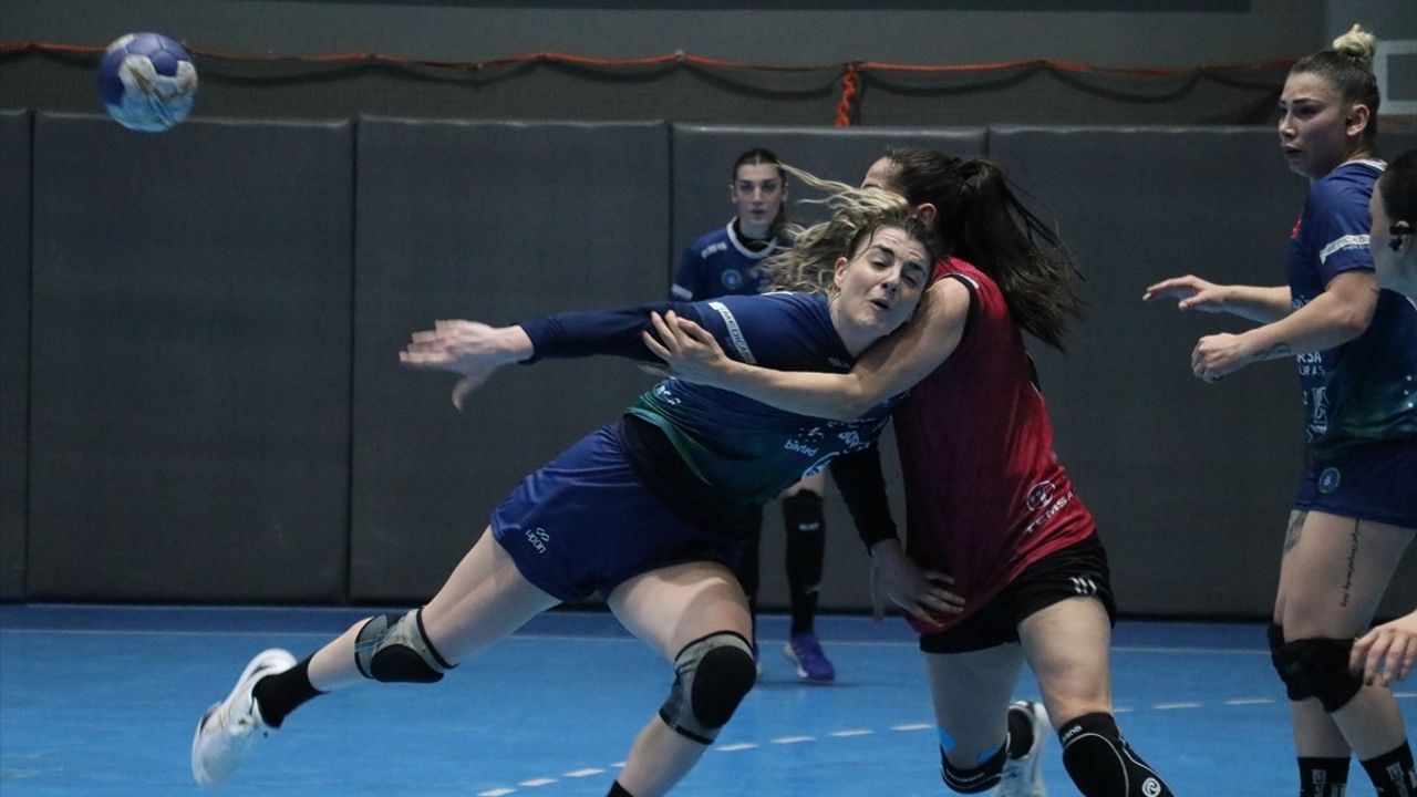 Hentbol Kadınlar Süper Lig: Adasokağı, Bursa Büyükşehir Belediyespor'u Deplasmanda Yendi