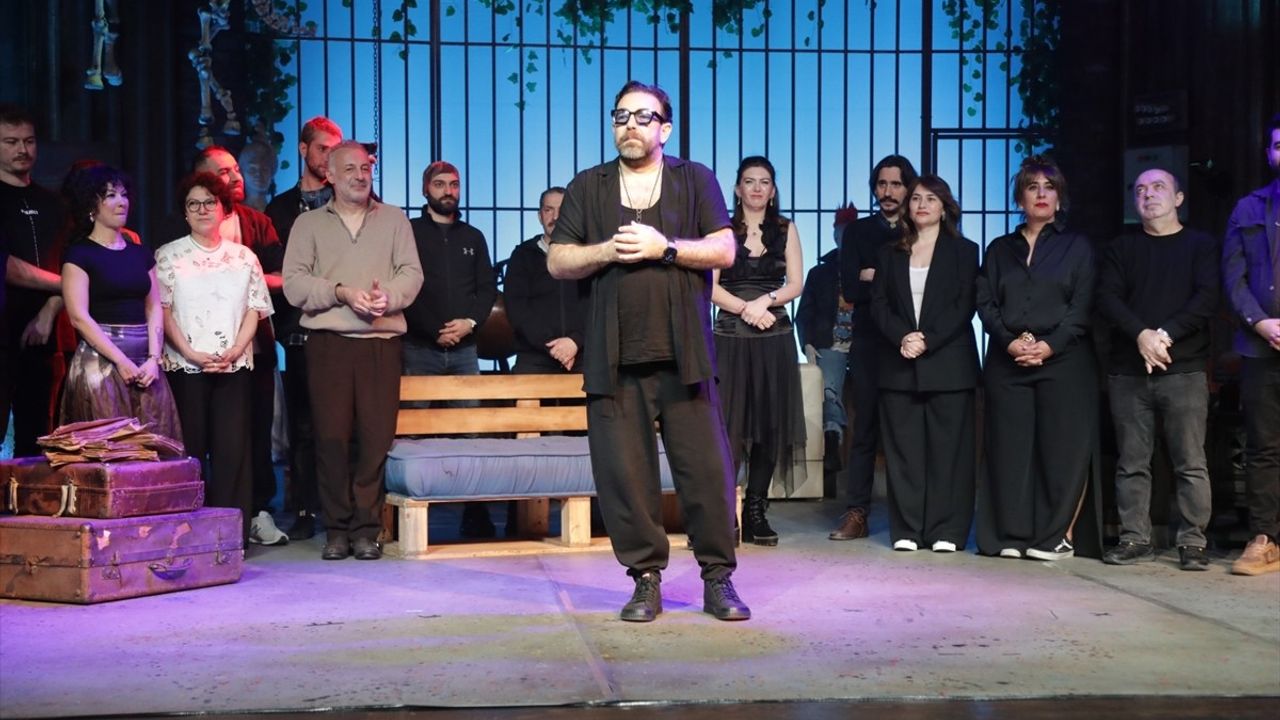 İBB Şehir Tiyatroları'ndan İki Çarpıcı Oyun: 'Yoldan Çıkan Oyun' ve 'Geçmişin Gölgesi'