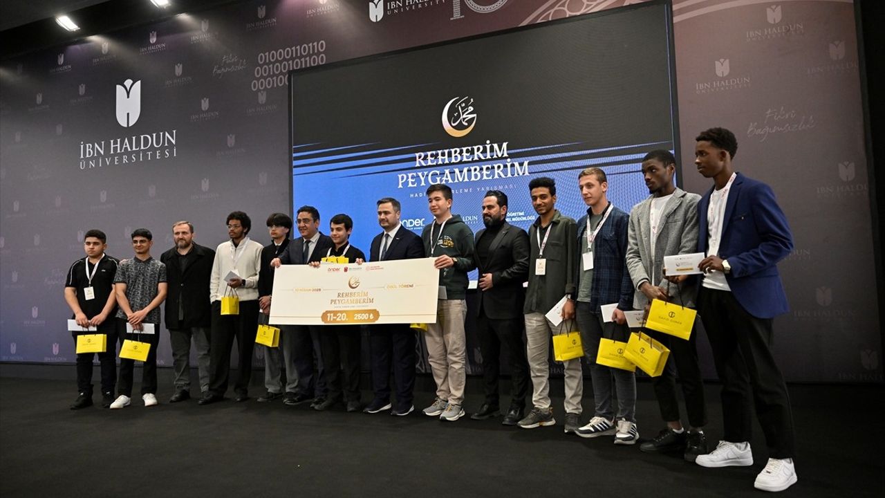 İbn Haldun Üniversitesi'nde Hadis Ezberleme Yarışması Coşkuyla Kutlandı