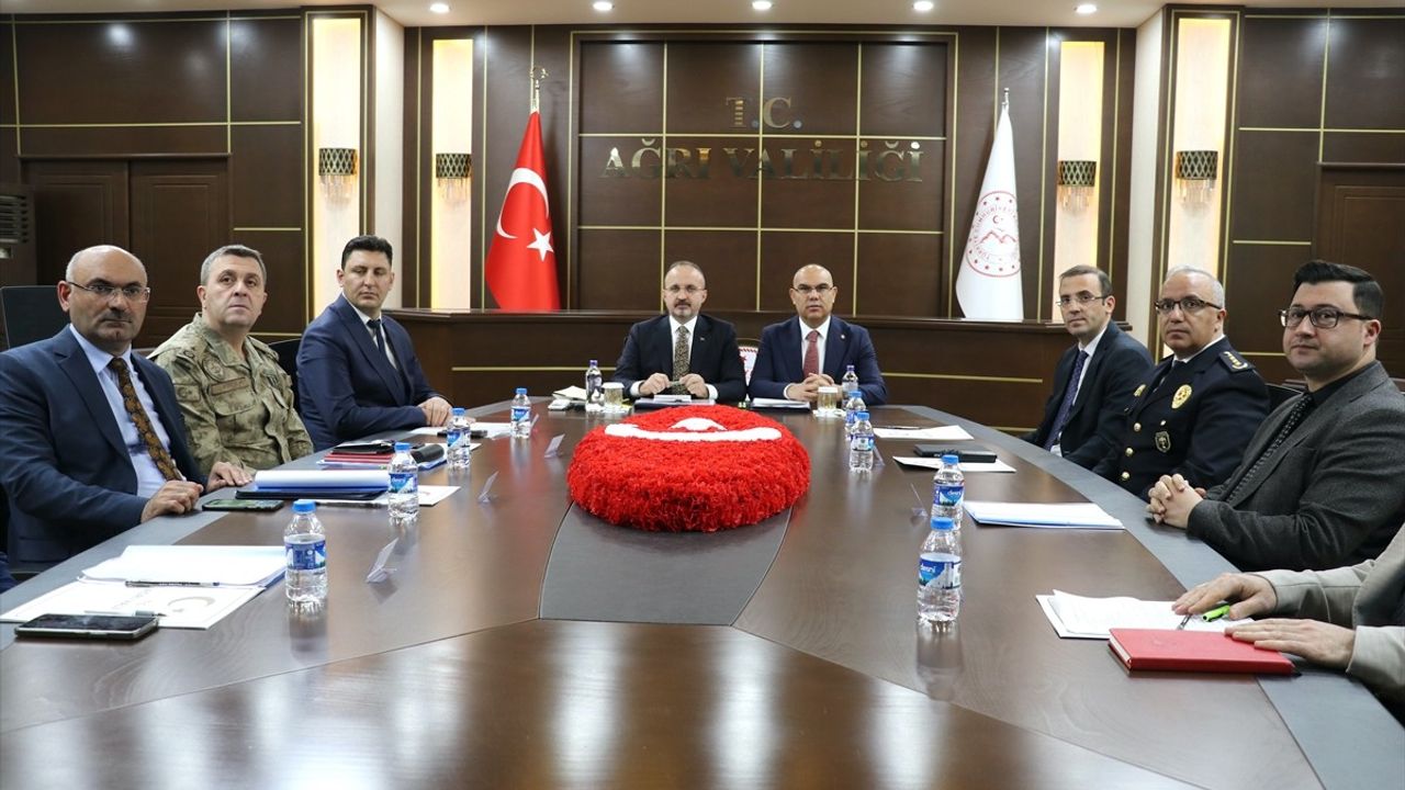 İçişleri Bakan Yardımcısı Turan, Sokak Hayvanları İçin Çözüm Arıyor