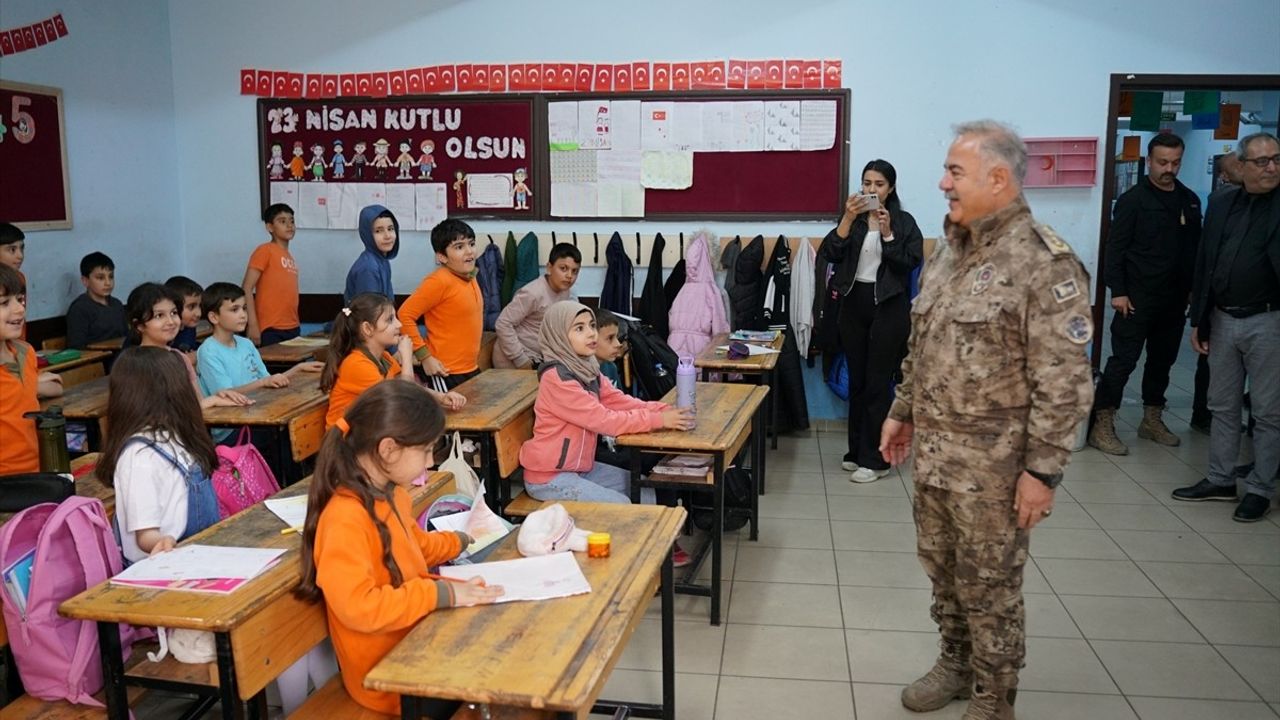 İğdır Emniyet Müdürü, Mektup ile Davet Edilen Öğrencinin Doğum Gününü Kutladı