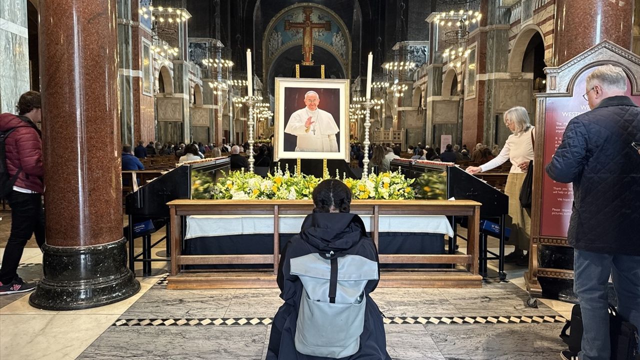 İngiltere'de Katolikler, Papa Franciscus İçin Kiliselere Akın Etti