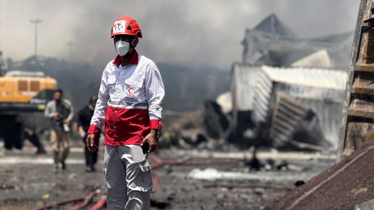 İran'da Bender Abbas Limanı'ndaki Patlamada Can Kaybı 65'e Yükseldi