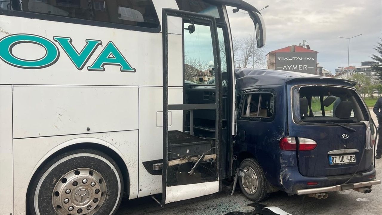 Isparta'da Yolcu Otobüsüyle Hafif Ticari Araç Çarpıştı: 1 Ölü, 2 Yaralı