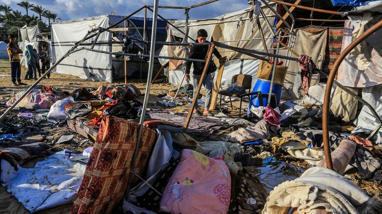 İsrail Gazze'de Filistinlilerin Çadırlarını Vurdu: 8 Ölü