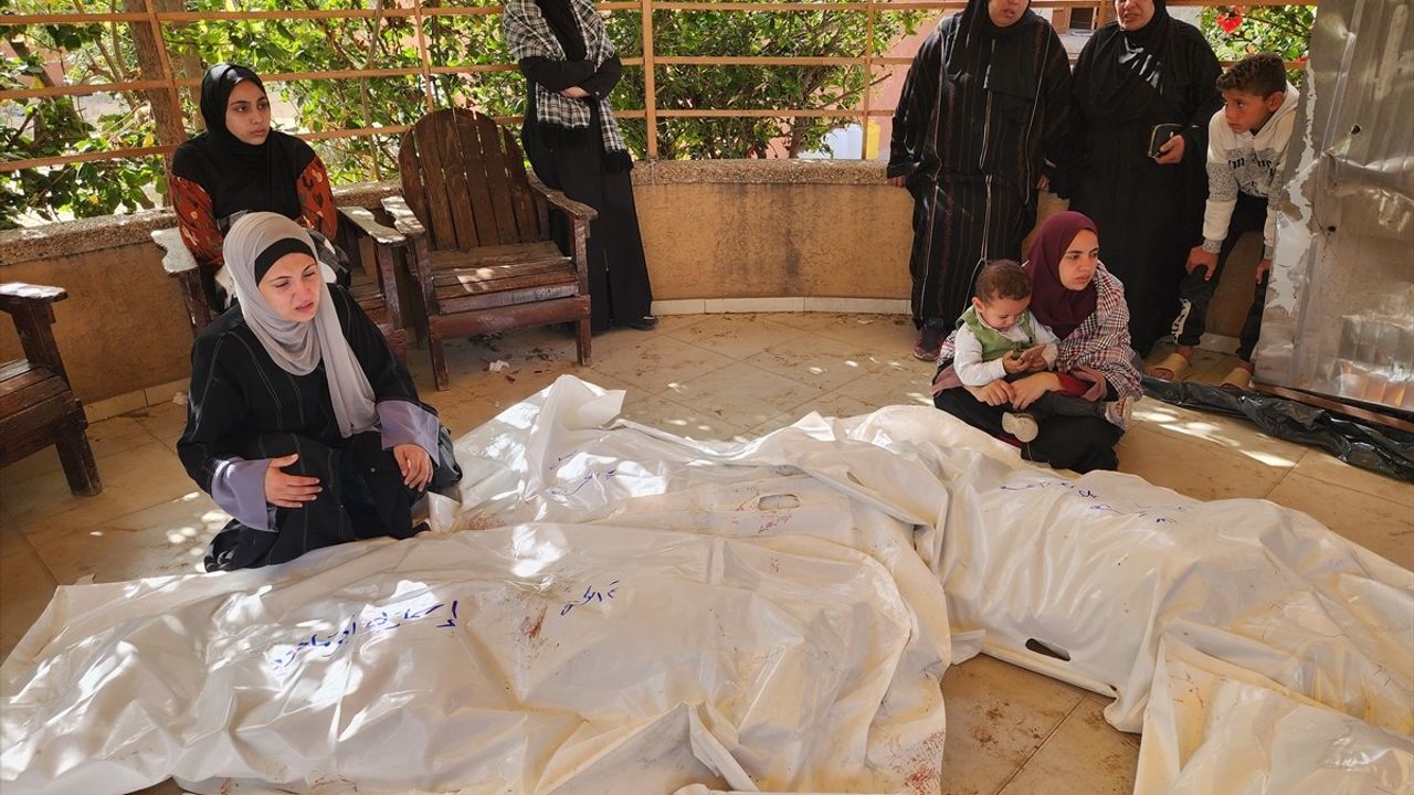 İsrail'in Gazze'ye Saldırıları: 21 Filistinli Hayatını Kaybetti