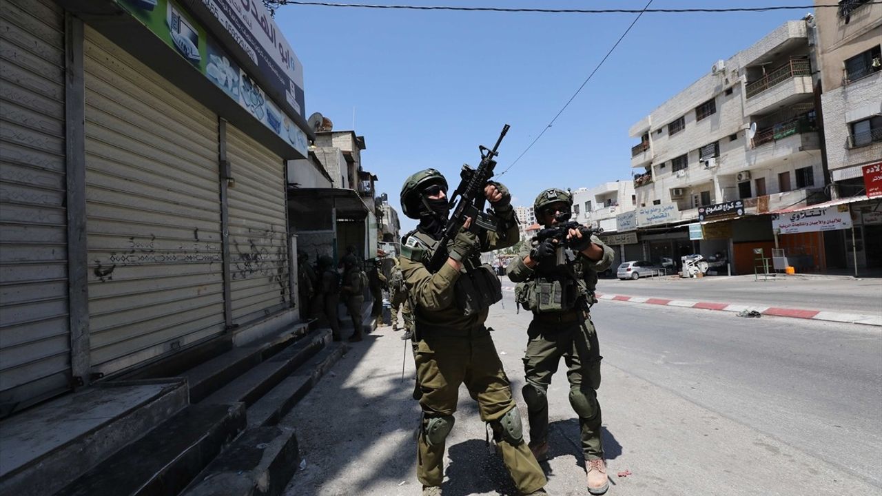 İsrail Ordusu, Batı Şeria'da 13 Filistinliyi Gözaltına Aldı