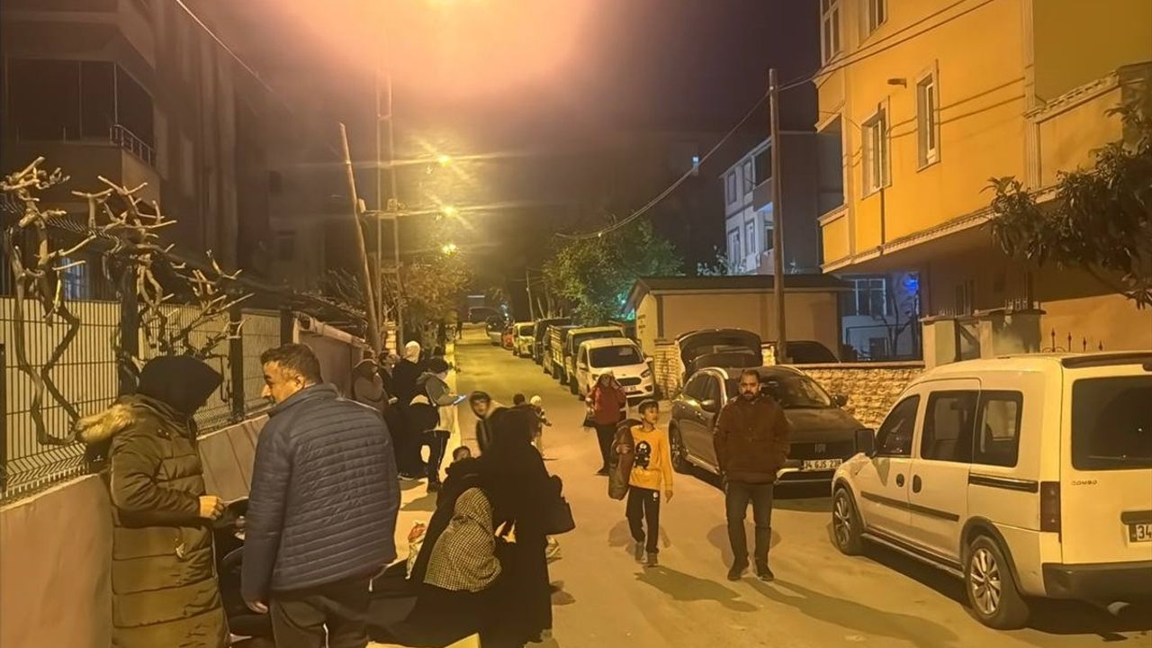 İstanbul'da 4,3 Büyüklüğünde Artçı Deprem: Vatandaşlar Sokaklara Çıktı