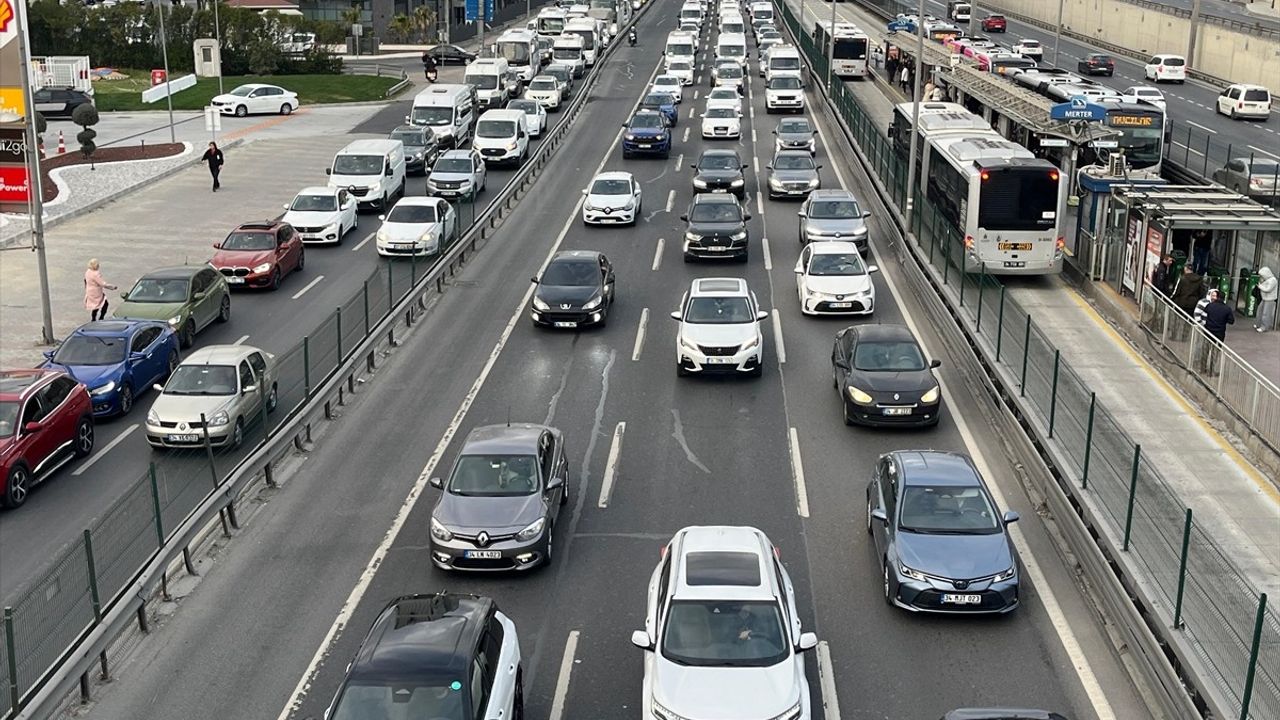 İstanbul'da Akşam Saatlerinde Trafik Yoğunluğu Artıyor