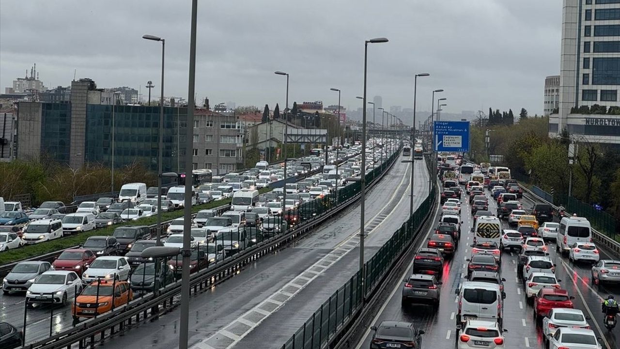 İstanbul'da Akşam Saatlerinde Yoğun Trafik: Ramazan Bayramı'nın Ardından Harekete Geçildi