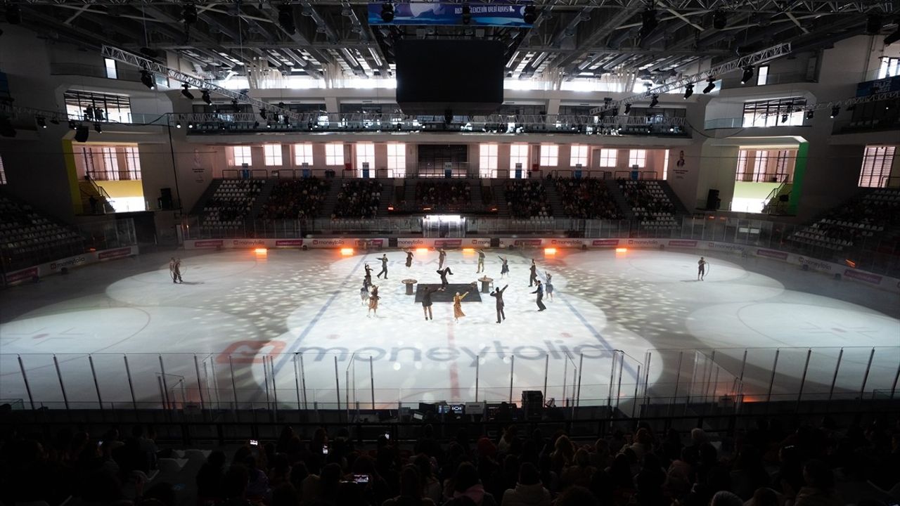 İstanbul'da Buz Pistinde "Cinderella on Ice" Şovuna Büyük İlgi