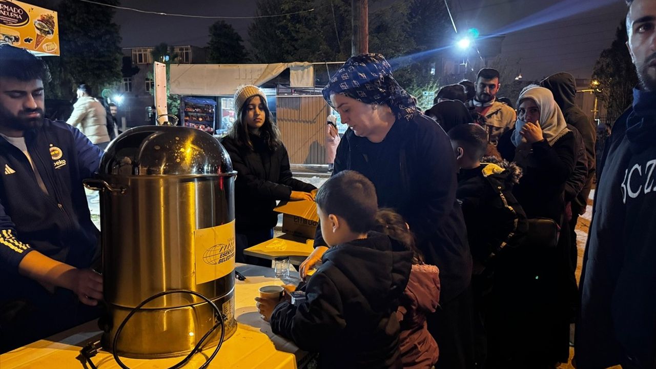İstanbul'da Deprem Endişesi: Vatandaşlar Açık Alanlara Akın Etti